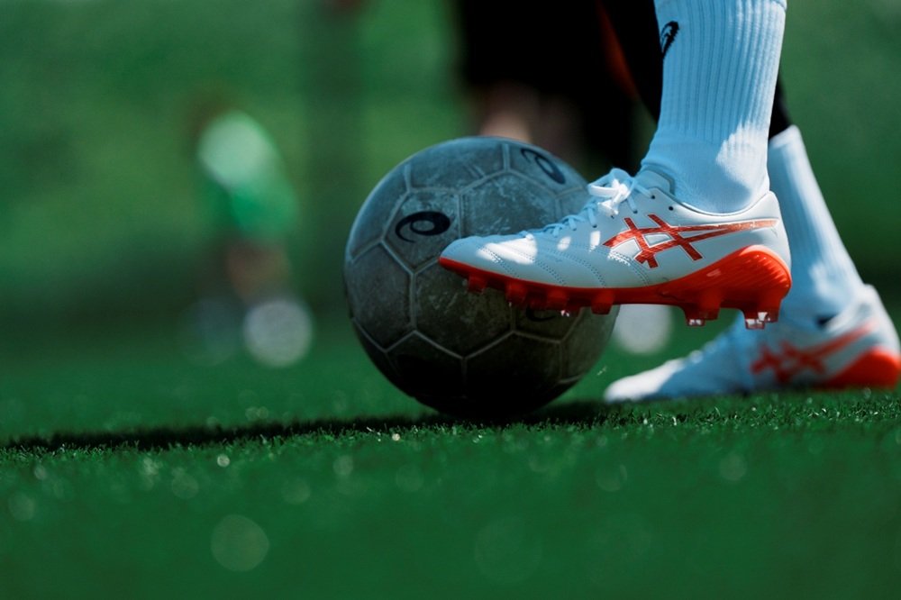 履けばわかる、革新の真価──アシックス「DS LIGHT X-FLY 6」が切り