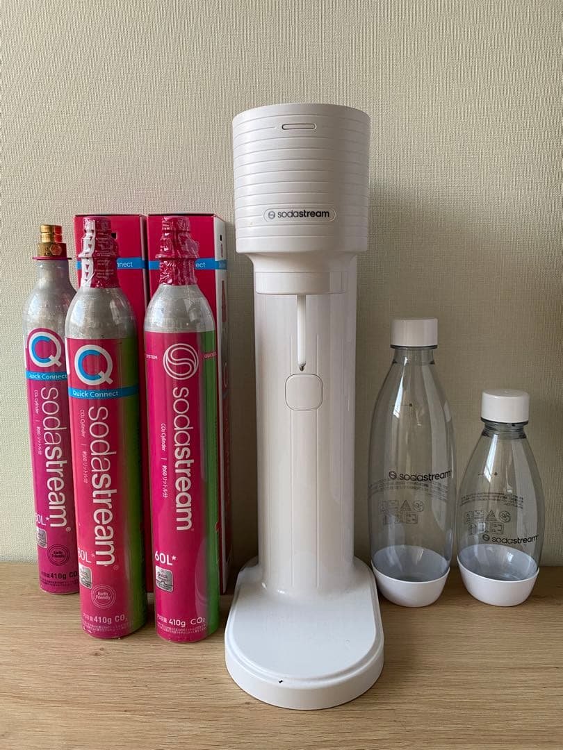 sodastream GAIA 炭酸水メーカー　新品シリンダー2本計3本付き sodastream（ソーダストリーム） GAIA(ガイア)スターターキット 特別
